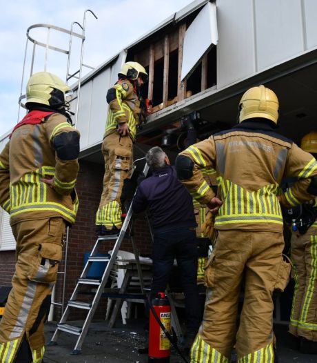 Afzuigsysteem bij VV Den Ham vat vlam, brandweer verwijdert delen van gevel om te kunnen blussen