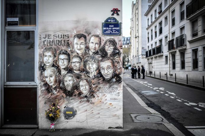Muurschildering met de elf doden die er vielen bij Charlie Hebdo