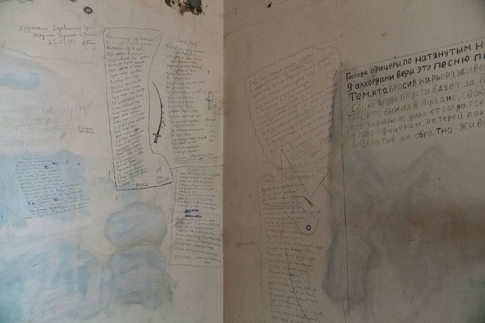 Een beeld van een van de folterkamers in Cherson. Op de muren zijn teksten geschreven die Rusland verheerlijken en die de gevangenen vanbuiten moesten leren.