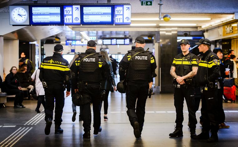 Na de bomaanslagen in Brussel in 2016 werd extra politie ingezet op grote Nederlandse stations. Beeld ANP