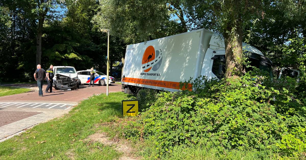 Botsing in Diepenveen: vrachtwagen schiet de bosjes in.