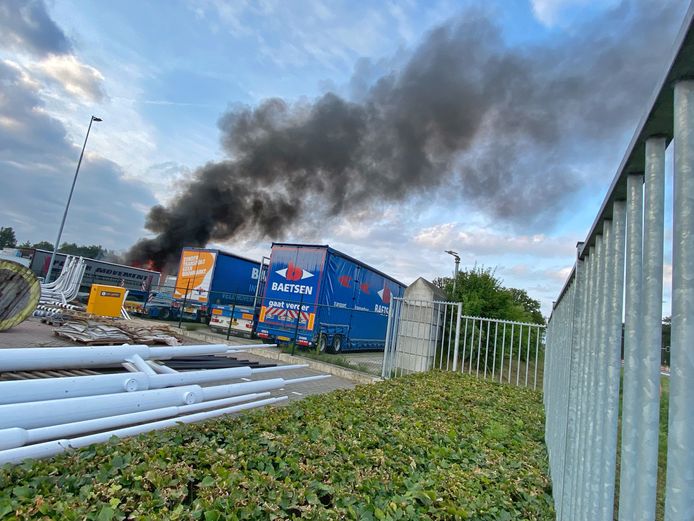 Vrachtwagens verwoest door brand in Veldhoven.