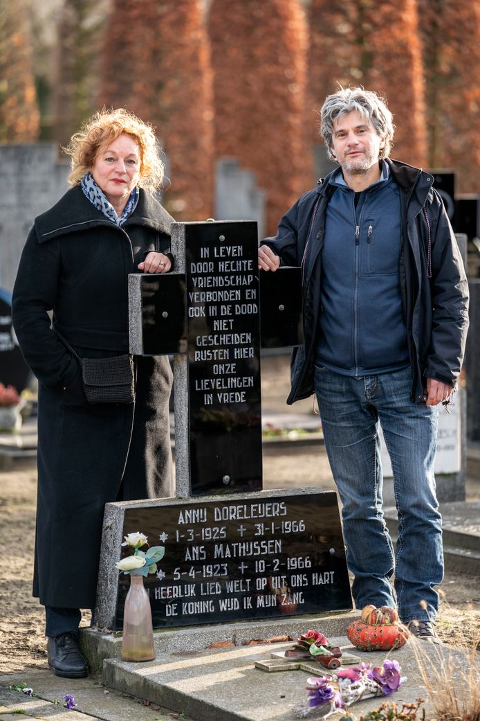 Jeanette en Fred Mathijsen bij het graf van Ans Mathijsen en haar vriendin Annij Doreleijers. De achternaam van Ans Mathijsen is op haar graf verkeerd gespeld.