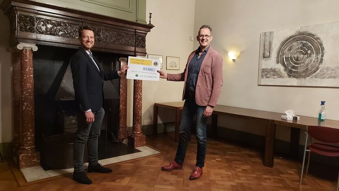 Floris Degener (Lionsclub Hattem, links) overhandigd het bedrag aan Anne Jan Kok van De Hezenberg.