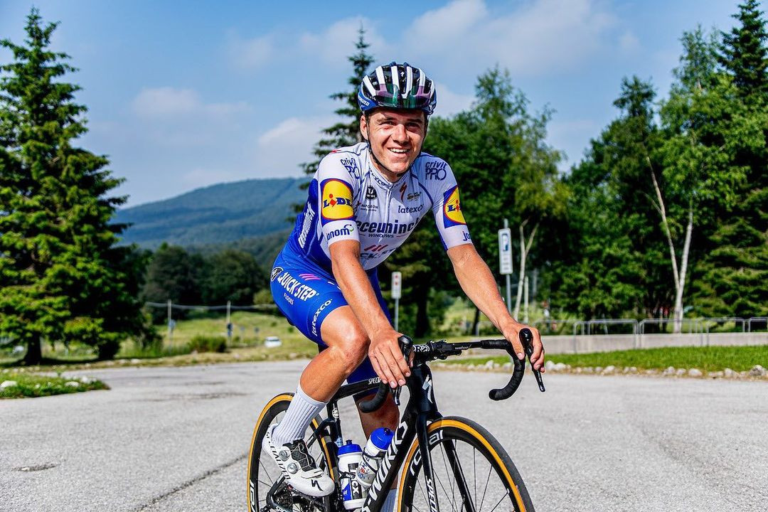 Remco Evenepoel reist af naar Italië voor de Giro ...