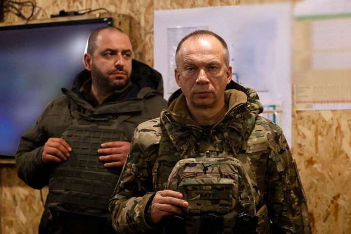 De Oekraïense topmilitair Oleksandr Syrsky (R) en de minister van Defensie Roestem Oemjerov (L) tijdens een recent bezoek aan de frontlijn in Donetsk.