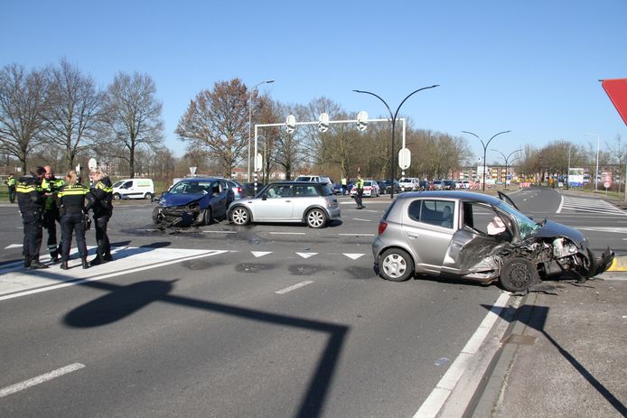 Veel schade na het ongeluk in Almelo.