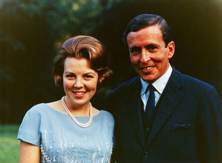 Prinses Beatrix en Claus von Amsberg in de tuin van Drakensteyn, enkele dagen voordat hun verloving officieel wordt aangekondigd, 1965. Beeld Nationaal Archief