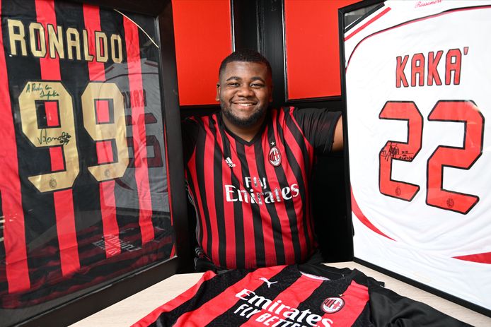 Gilles Mbiye-Beya, fan en AC Milan-adept, in het Café des Etangs in Anderlecht.