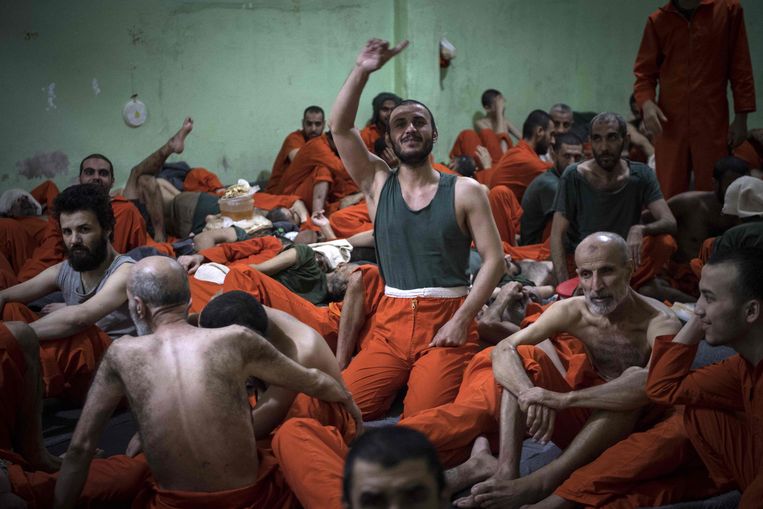 Mannen die verdacht worden van lidmaatschap in een gevangenis in Hasakeh in het Noordoosten van Syrië. 
 Beeld AFP