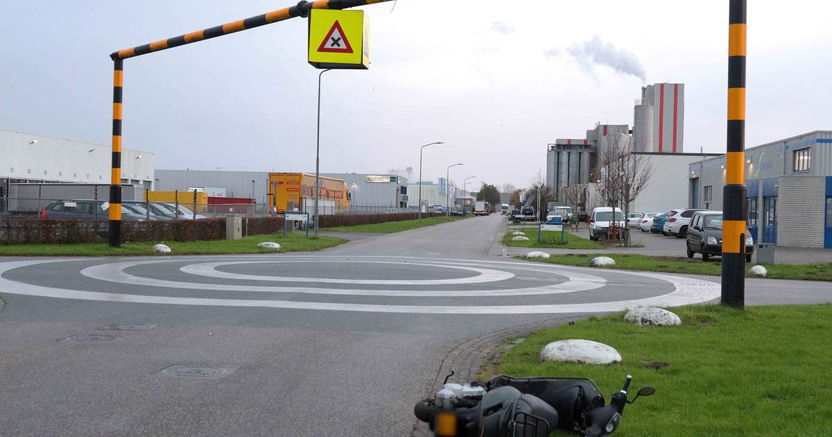 Scooterrijder raakt lichtgewond bij botsing met auto in Waalwijk, bestuurder naar ziekenhuis gebracht.