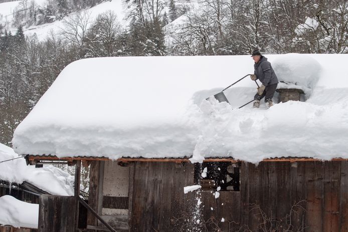 Oostenrijkers wordt aangeraden op het gelijkvloers te slapen, en niet op een verdieping onder het dak. Door het gewicht van de vele sneeuw kunnen de daken instorten.