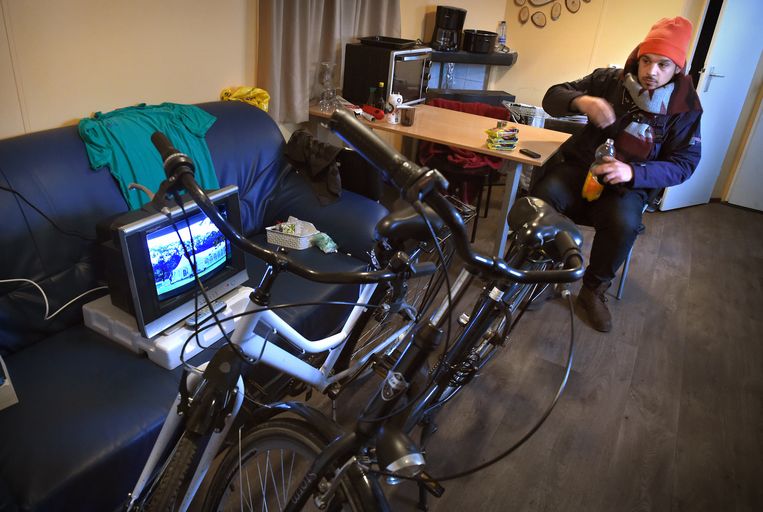 Een Portugees zit in zijn caravan die hij deelt met 2 Polen waarmee hij geen woord kan wisselen. Beeld Marcel van den Bergh