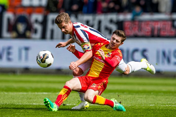 Daniel Crowley speelde in april met Go Ahead nog tegen Willem II. De Engelsman vecht een duel uit met Jordens Peters.