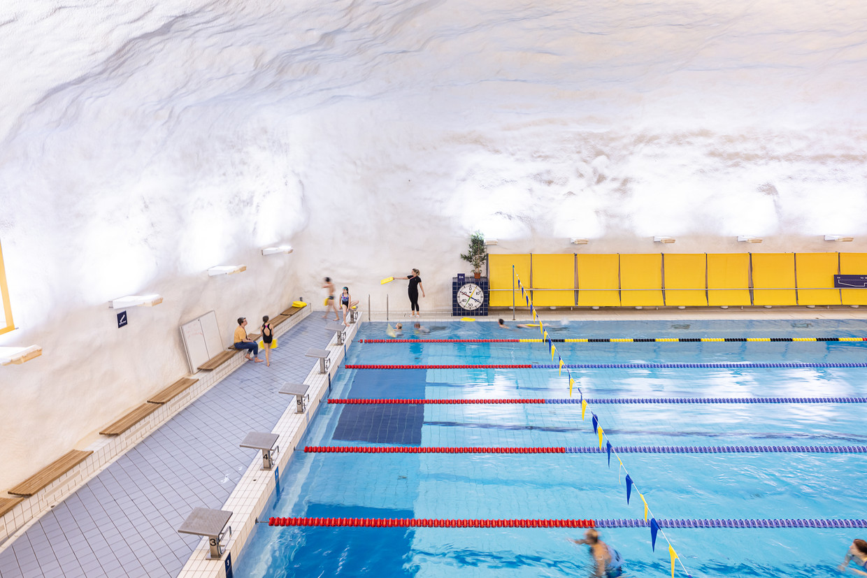 Het ondergrondse Itäkeskus-zwembad in Helsinki. In geval van oorlog is het een schuilkelder voor 3.800 man. Beeld Julius Schrank / De Volkskrant