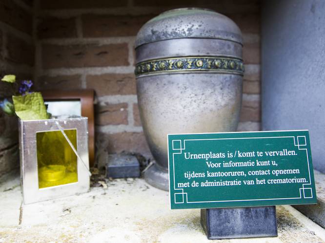Urn van pas overleden ouders van Paula gestolen, vernield én verhandeld: ‘Mensonterend’ 