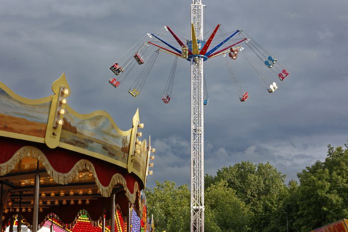 De zweeftoren is de publiekstrekker van de Rosmalense kermis