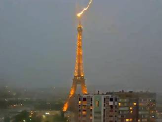 Bliksem slaat in op topje van Eiffeltoren en zorgt voor mooie lichtflitsen
