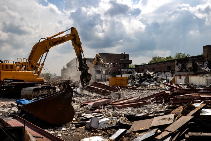 De Edah-gebouwen aan de Kanaaldijk in Helmond maken plaats voor de woningen van project Oranjekade.