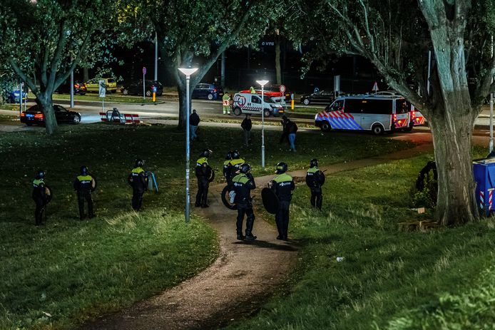 De politie houdt toezicht in de omgeving van de Kuip.