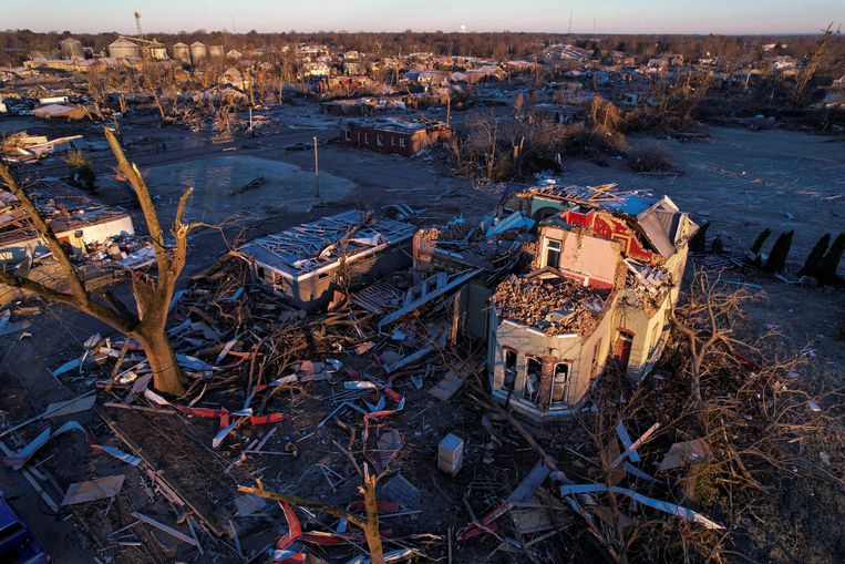 Een foto genomen met een drone toont hoe Mayfield er de dag na de storm aan toe is. De tornado die het stadje doorkruiste, zou meer dan 300 kilometer afgelegd hebben. Beeld REUTERS