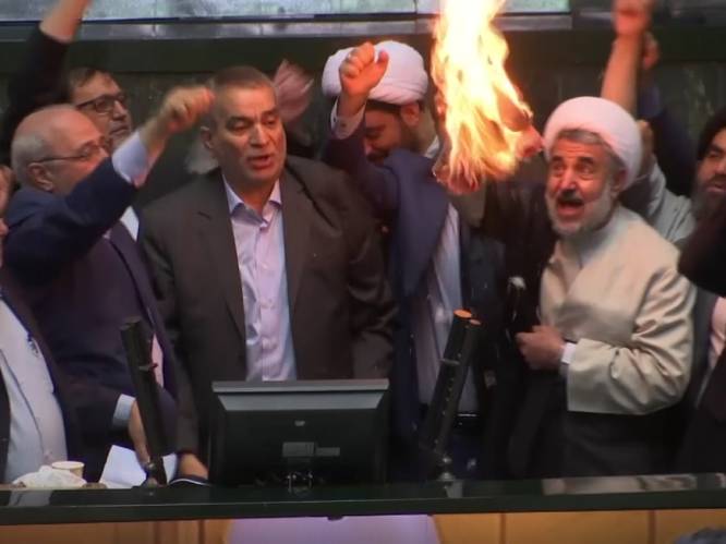 "Dood aan de VS": Iraanse politici verbranden Amerikaanse vlag in parlement