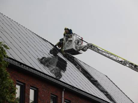 Uitslaande brand op zolder van woning in Nieuwegein kost brandweer veel tijd