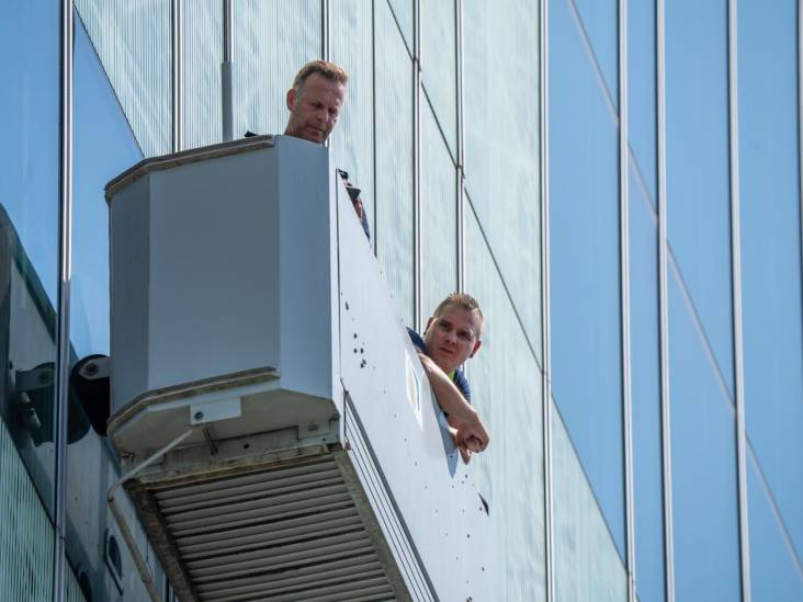 Glazenwassers zaten 1,5 uur vast op 30 meter hoogte bij de TU Eindhoven