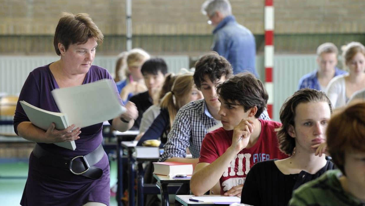 De examens worden uitgedeeld aan de leerlingen van het Christelijk Gymnasium in Utrecht. Beeld anp