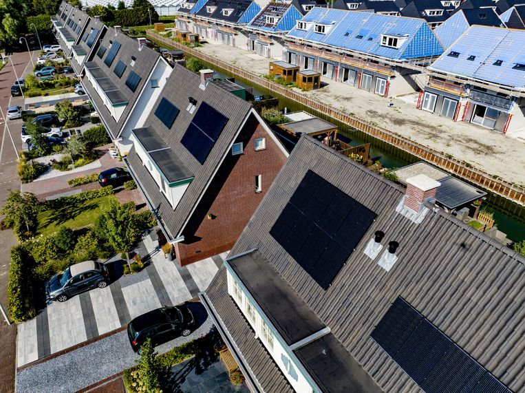 Een nieuwbouwwijk met woningen met zonnepanelen.  Beeld ANP / Robin Utrecht