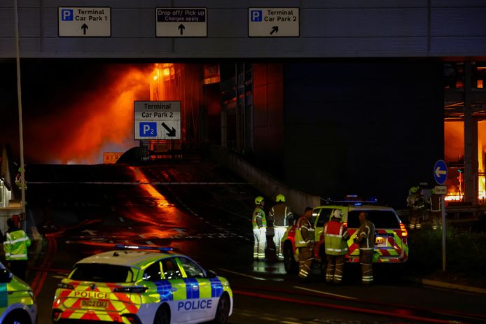 Op de Londense luchthaven London Luton airport is dinsdagavond brand uitgebroken in een parkeergarage.