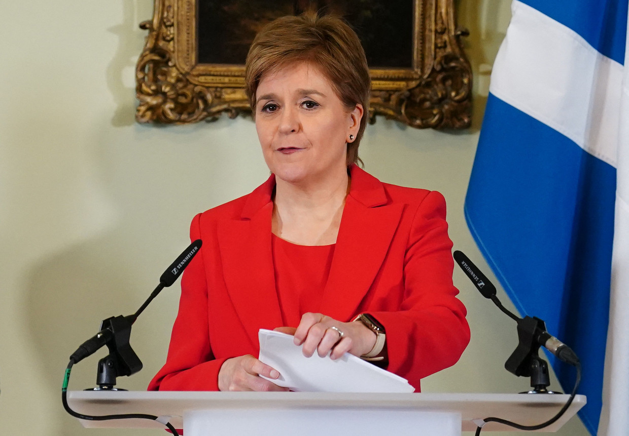 De Schotse premier Nicola Sturgeon woensdag tijdens de persconferentie waarop ze haar vertrek aankondigde. Beeld AFP