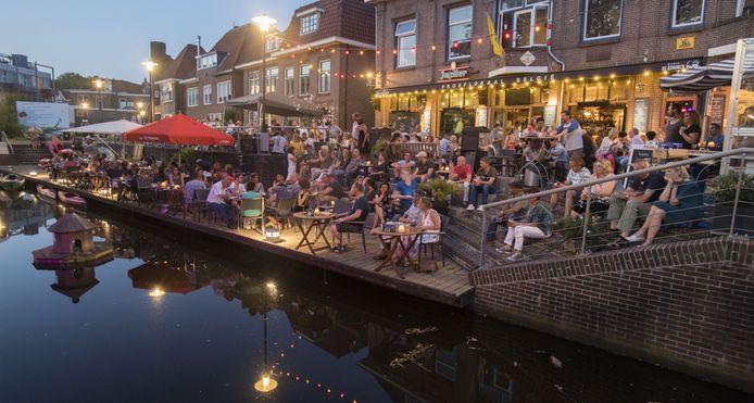 kroegbaas-fors-beboet-omdat-hij-s-nachts-bier-tapt-op-zijn-terras