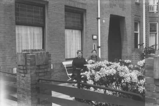 Johanna Ledel en Florina Troch voor hun woning in de Professor Dondersstraat.