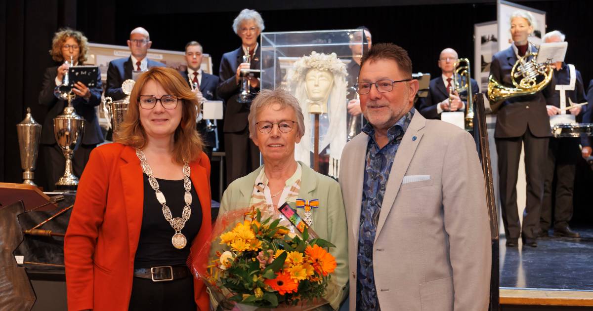 Onderscheiding Hetty Lenkens voor jarenlang vrijwilligerswerk