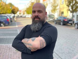 Jochen laat frikandel speciaal op zijn arm tatoeëren en wint zo jaar lang gratis de frituursnack: “Past goed bij mijn hamburger met meelwormen”