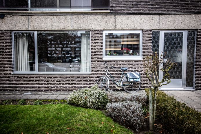 Eén van de raamgedichten die in Hasselt alvast in het straatbeeld verschijnen.
