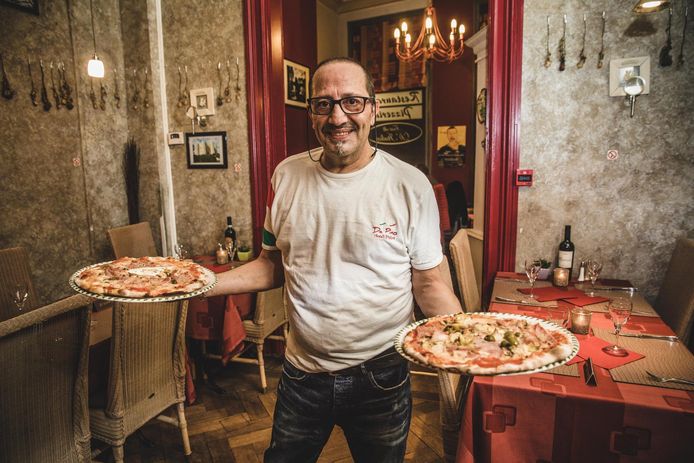 Giuseppe Guglielmi met twee van de beste pizza's in Oost-Vlaanderen.
