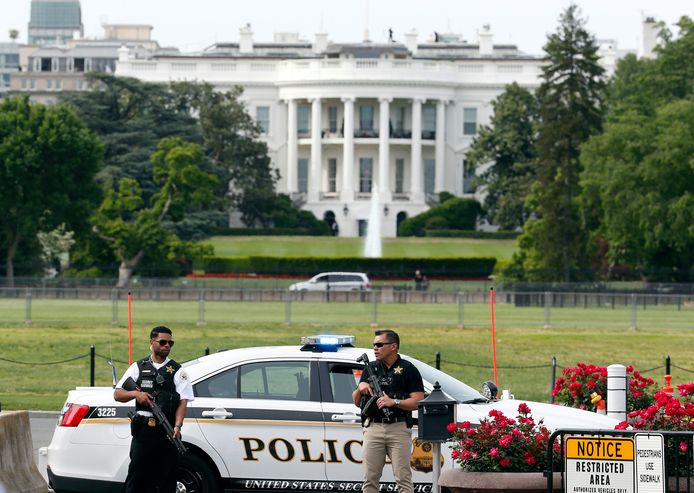Gewapende agenten nabij de Ellips voor het Witte Huis.