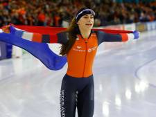 Friezin Femke Kok stunt in ‘tweede thuis’ met wereldtitel op 500 meter: ‘Thialf gaf me extra energie’