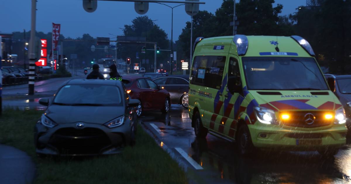 Vrouw en kind gewond bij botsing tussen twee auto’s in Veenendaal.