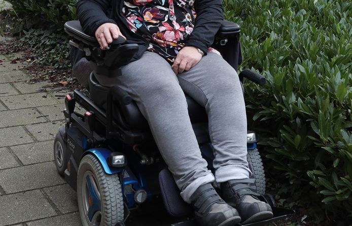 ‘Ongecontroleerd praat en beweegt ze, terwijl haar elektrische rolstoel haar strak in de greep houdt.’