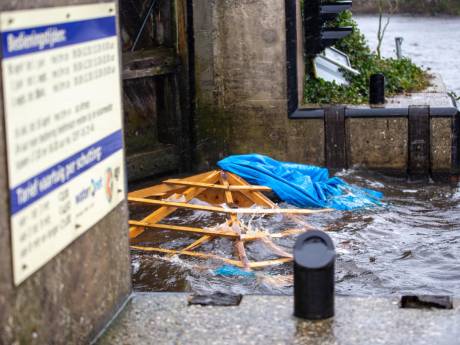 Storm Franklin raast over het Groene Hart: afgewaaid dak van blokhut blokkeert sluis