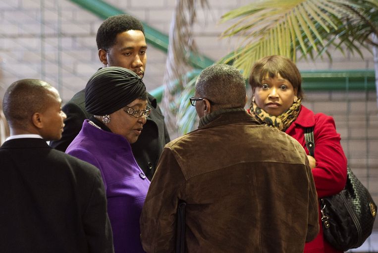 Mandela's ex-vrouw Winnie en dochter Zindzi op bezoek in het ziekenhuis. Beeld afp