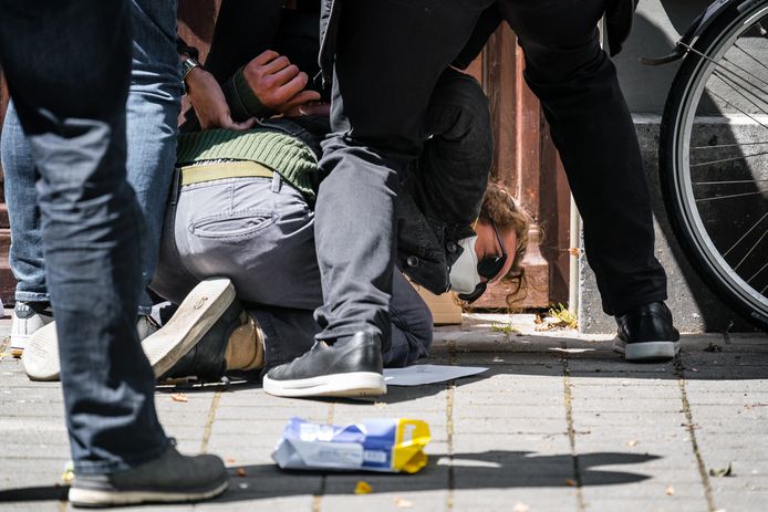 Demonstrant Jasper van den Elshout wordt hardhandig aangepakt door FvD-beveiligers in Den Bosch.