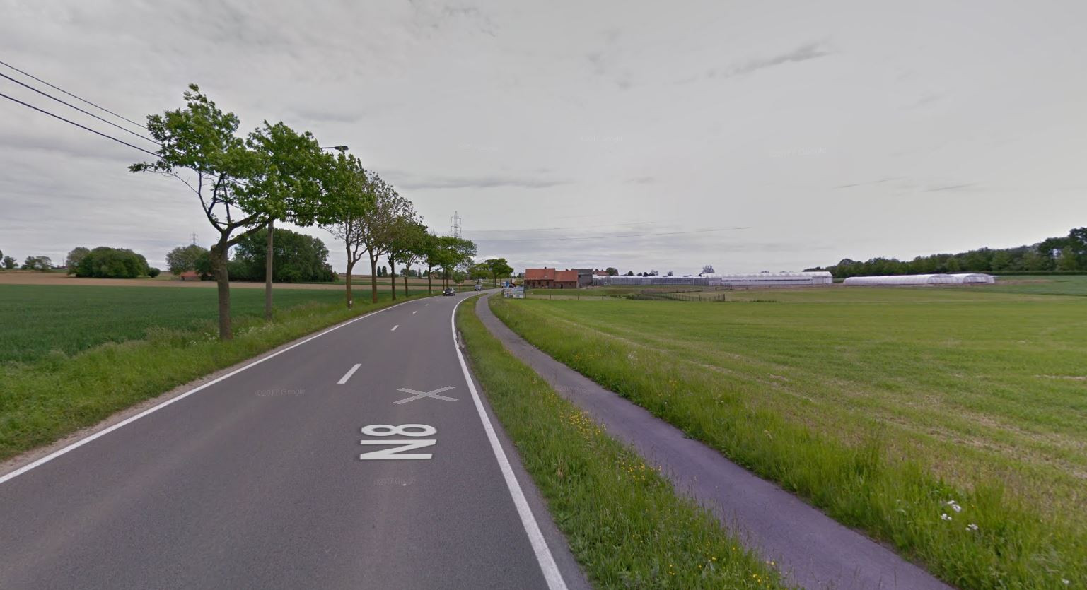 De N8 tussen Avelgem en Zwevegem, een gevaarlijke bochtige weg waar wel vaker zware ongevallen gebeuren.