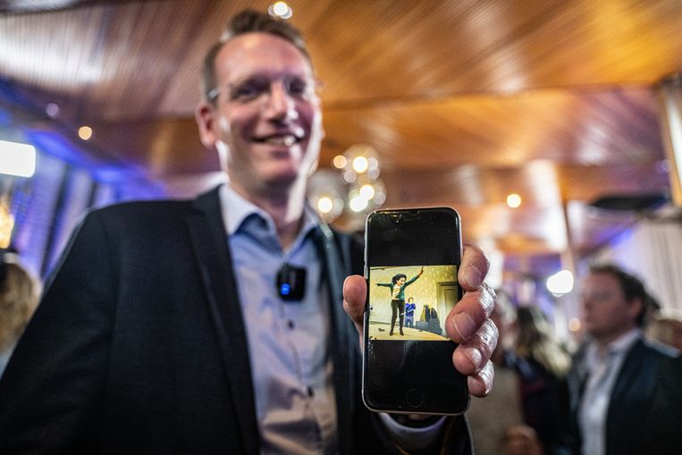 Rik Loeters (BBB) met het hoofd van Caroline van der Plas gephotoshopt op de foto van D66-lijsttrekker Sigrid Kaag die op de tafel sprong na de winst van haar partij bij de parlementsverkiezingen in 2021. Beeld Koen Verheijden