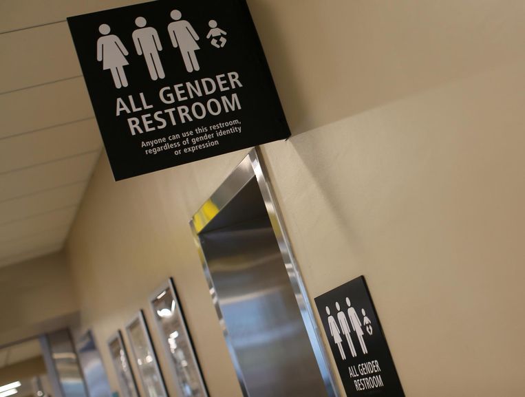 Genderneutrale toiletten op het vliegveld van San Diego. Beeld reuters