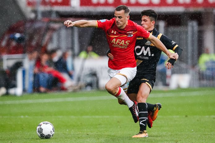 Mats Seuntjens namens AZ in duel met Manu García (NAC).