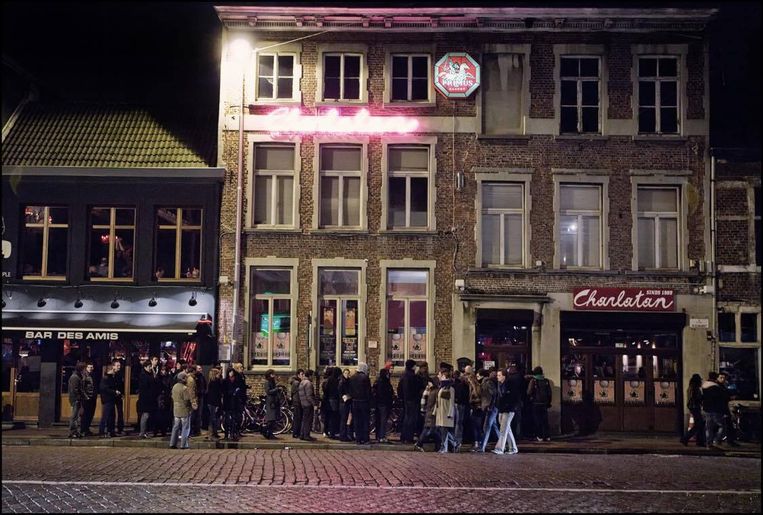 De Charlatan, nightlife-baken op de Gentse Vlasmarkt. Beeld Charlatan